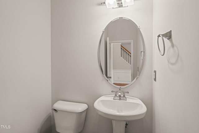 bathroom featuring a sink and toilet