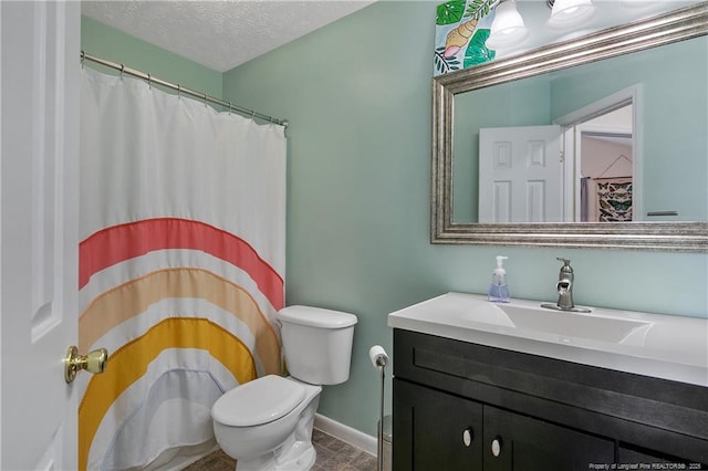 full bath with vanity, toilet, baseboards, a textured ceiling, and a shower with curtain
