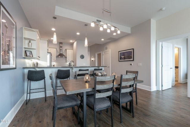 dining space with baseboards, recessed lighting, dark wood finished floors, and visible vents