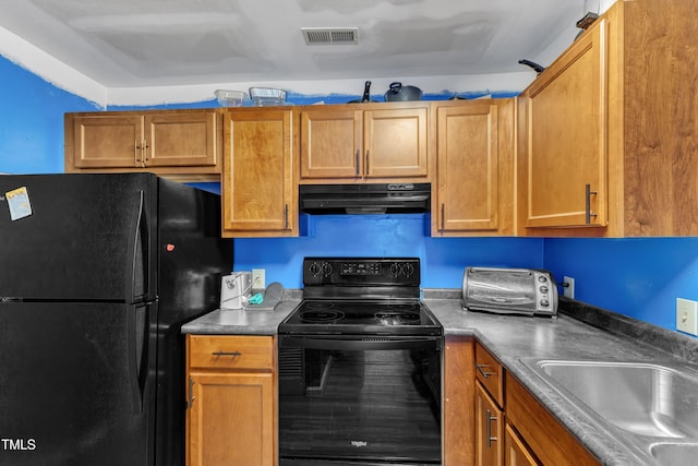 kitchen featuring a sink, a toaster, visible vents, black appliances, and under cabinet range hood