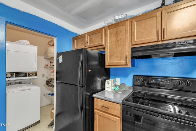 kitchen with under cabinet range hood, stacked washer / drying machine, and black appliances