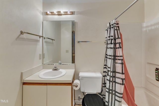 full bathroom featuring toilet, shower / tub combo with curtain, and vanity