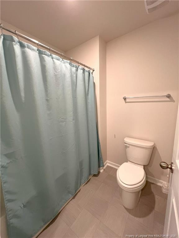 full bath featuring visible vents, baseboards, and toilet