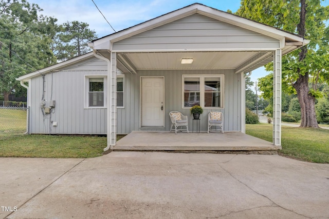 bungalow with fence, a porch, and a front yard