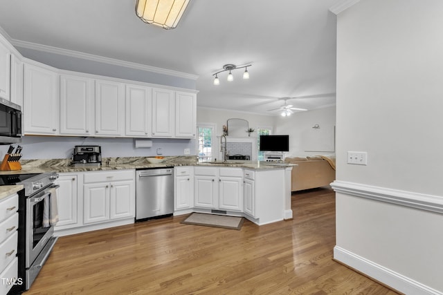 111 Ferncroft Ct, Cary, NC 27519 - kitchen featuring appliances with stainless steel finishes, a sink, a peninsula, a ceiling fan, and open floor plan