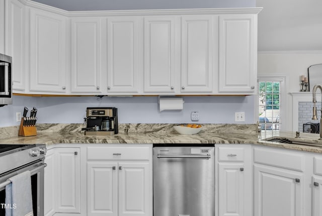 111 Ferncroft Ct, Cary, NC 27519 - kitchen featuring a sink, white cabinets, stainless steel appliances, and crown molding