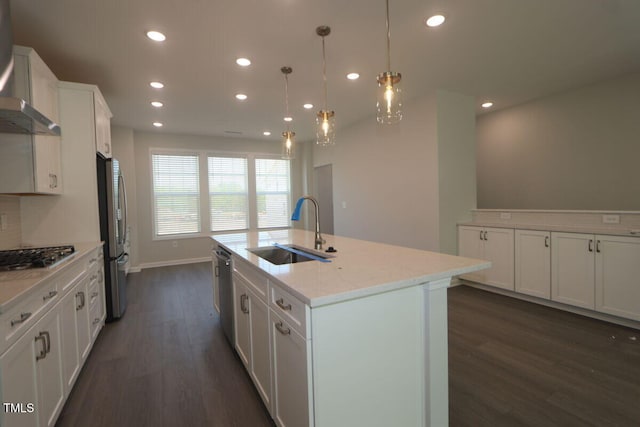 kitchen featuring dark wood-style flooring, stainless steel appliances, recessed lighting, and a sink
