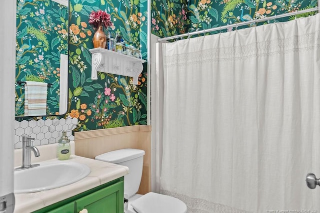 6628 Carriage Crossing Rd, Hope Mills, NC 28348 - full bathroom with wainscoting, curtained shower, vanity, toilet, and wallpapered walls