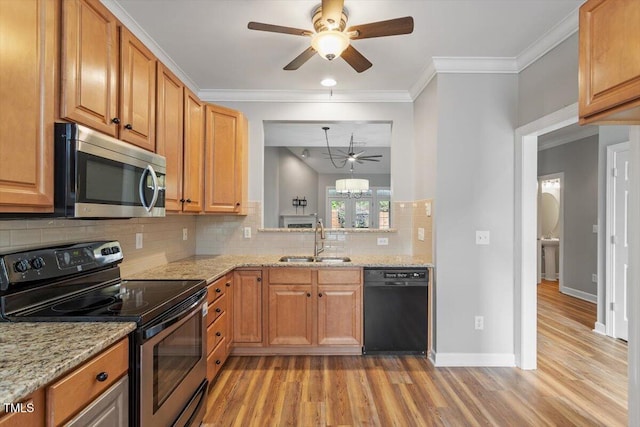kitchen featuring a sink, light wood-style flooring, a ceiling fan, and stainless steel appliances