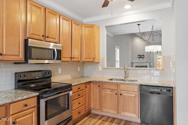 kitchen with crown molding, a ceiling fan, a sink, light wood-style flooring, and stainless steel appliances