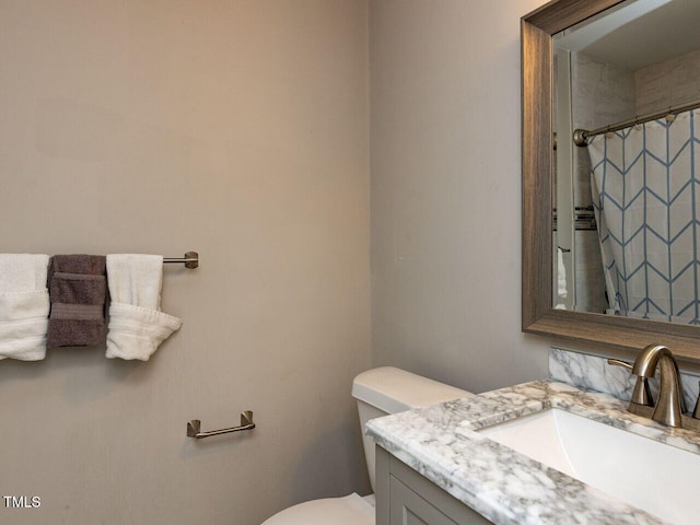 full bath featuring vanity, a shower with curtain, and toilet