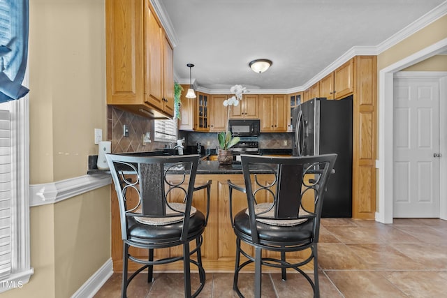 kitchen with tasteful backsplash, stainless steel appliances, a peninsula, a kitchen bar, and glass insert cabinets