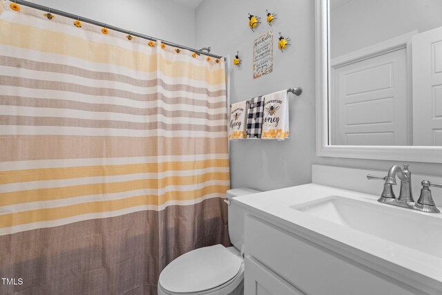 full bath featuring toilet, vanity, and a shower with curtain