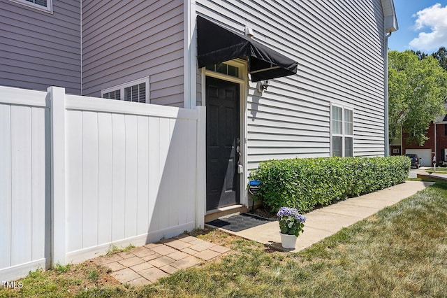 entrance to property with fence