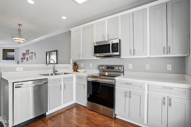 kitchen featuring a sink, a peninsula, stainless steel appliances, recessed lighting, and light countertops
