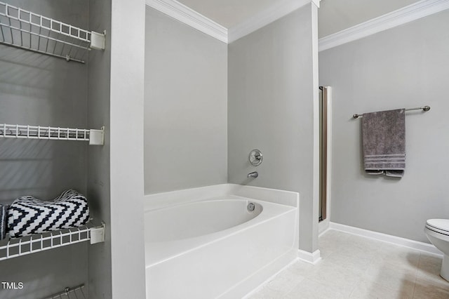 full bathroom featuring a bath, toilet, baseboards, and ornamental molding