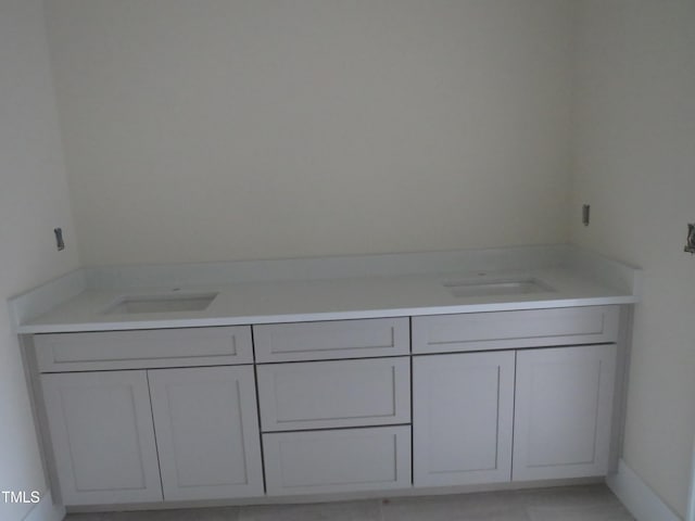 bathroom featuring a sink