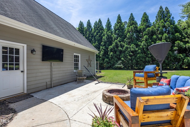 view of patio featuring an outdoor living space with a fire pit