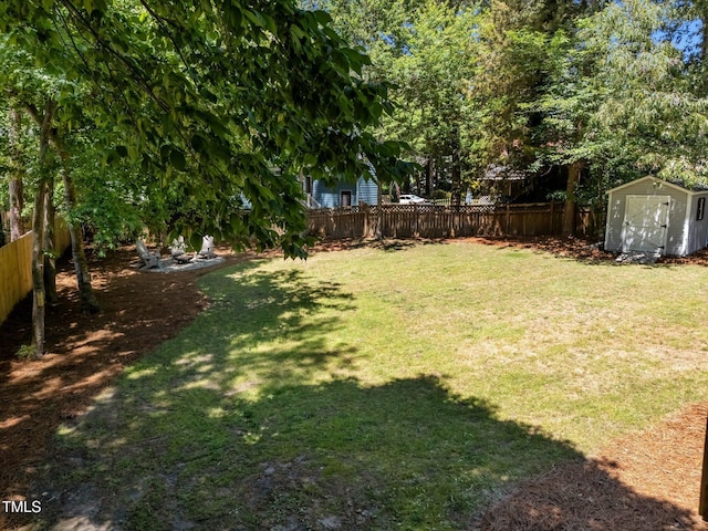view of yard featuring a storage shed and an outdoor structure