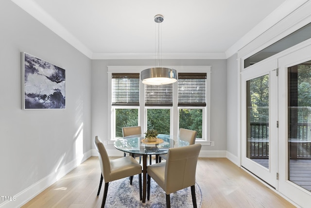 dining room featuring light wood-style floors, baseboards, and a wealth of natural light