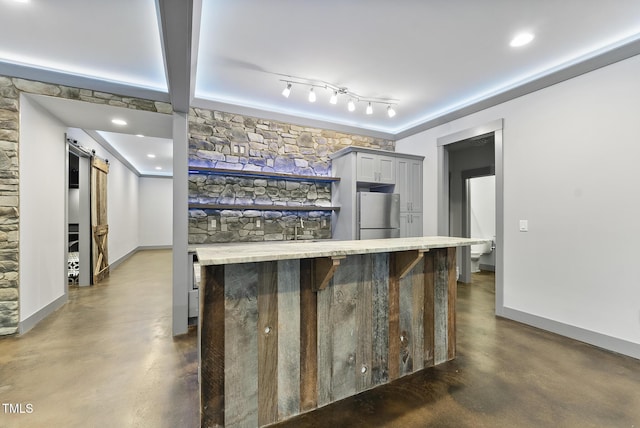 welcome area featuring a barn door and a sink