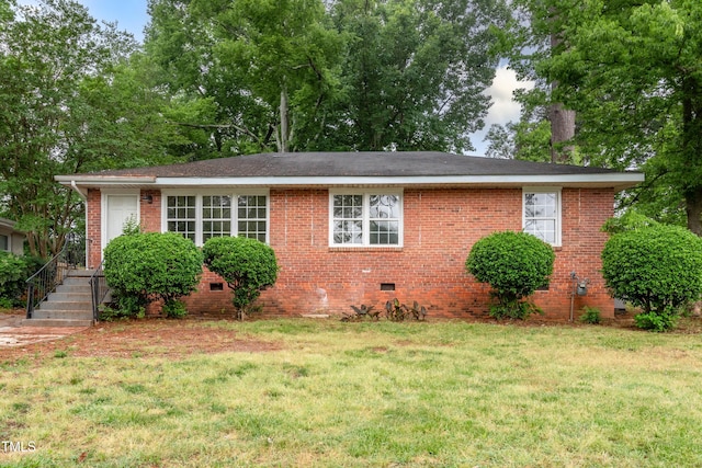 view of front of house featuring crawl space, a front lawn, and brick siding