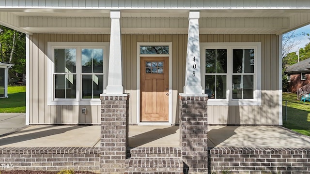 property entrance featuring a porch