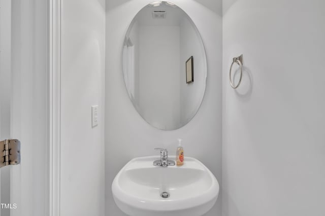 bathroom featuring a sink