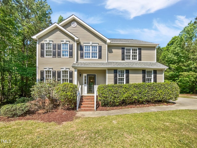 traditional home featuring a front lawn
