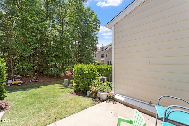 view of grassy yard featuring a patio area