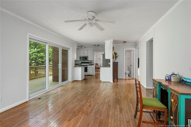 living room featuring light wood finished floors, ornamental molding, baseboards, and ceiling fan