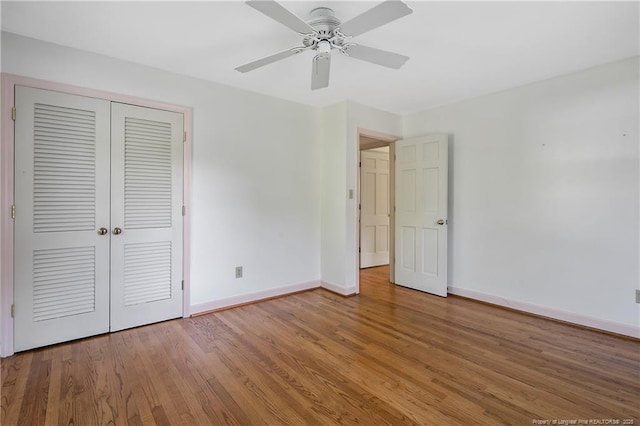 unfurnished bedroom featuring light wood finished floors, baseboards, a closet, and a ceiling fan