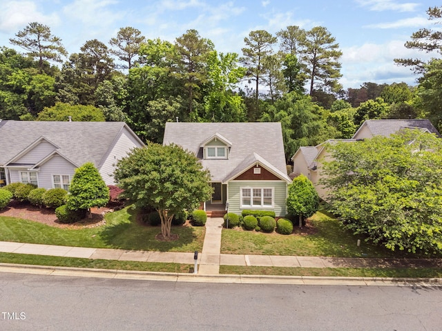 view of front of house featuring a front lawn