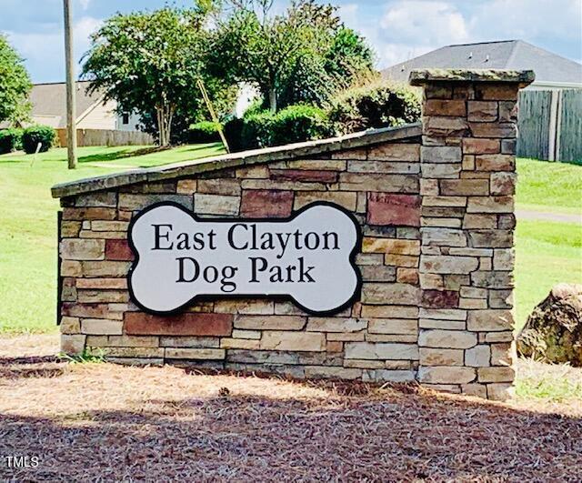 community / neighborhood sign with a yard