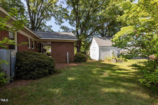 view of yard featuring an outbuilding and a shed
