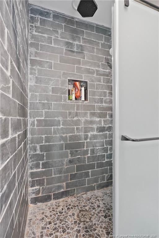 1527 Fort Bragg Rd, Fayetteville, NC 28305 - interior details featuring tiled shower