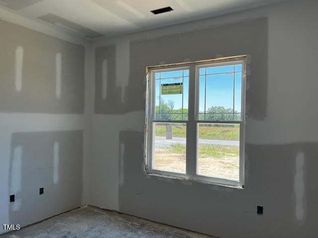 empty room featuring concrete flooring