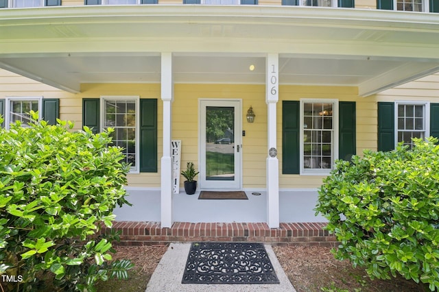 entrance to property featuring a porch
