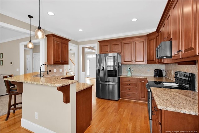kitchen featuring stainless steel fridge with ice dispenser, black range with electric cooktop, a peninsula, a breakfast bar, and ornamental molding