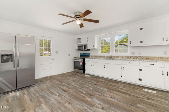 183 Red Hill Loop Rd, Warrenton, NC 27589 - kitchen featuring appliances with stainless steel finishes, visible vents, wood finished floors, and a ceiling fan