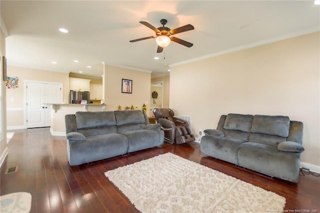 living area with recessed lighting, baseboards, dark wood-style flooring, ceiling fan, and crown molding