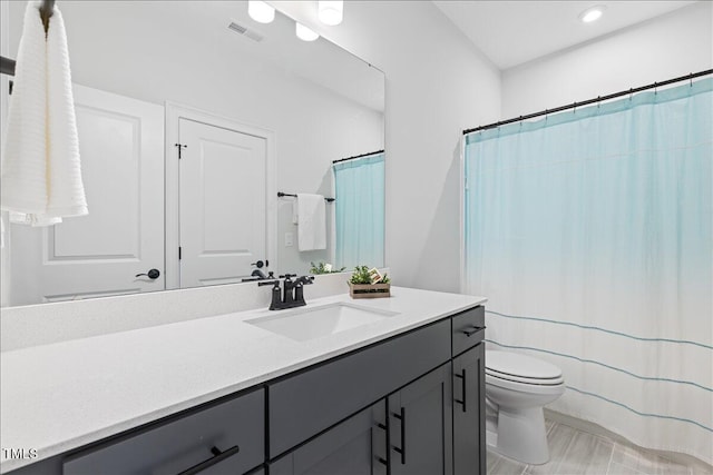 full bathroom featuring toilet, vanity, recessed lighting, and a shower with shower curtain