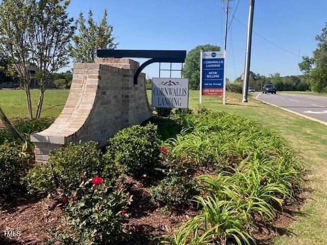 community / neighborhood sign featuring a lawn