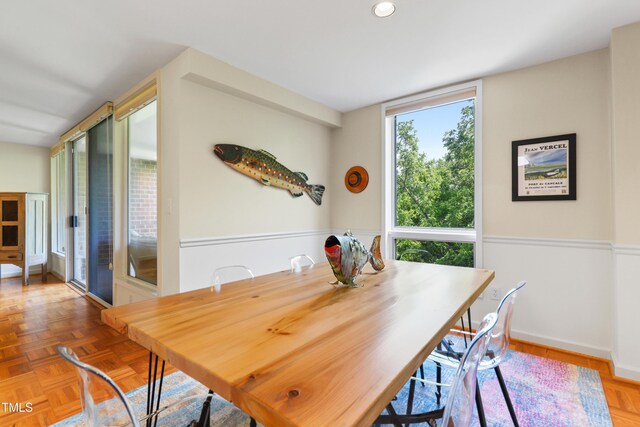dining area with recessed lighting