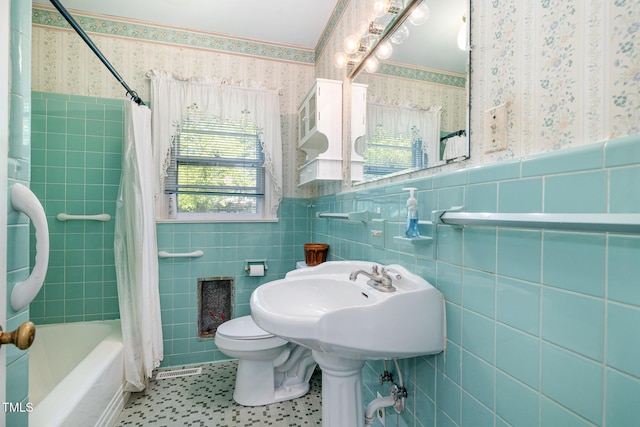 103 E Meadowbrook Dr, Smithfield, NC 27577 - full bath featuring wallpapered walls, wainscoting, toilet, tile patterned flooring, and shower / bathtub combination with curtain