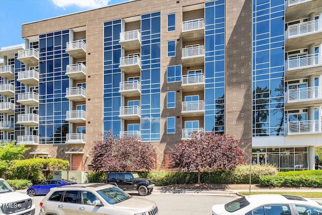view of apartment building / complex