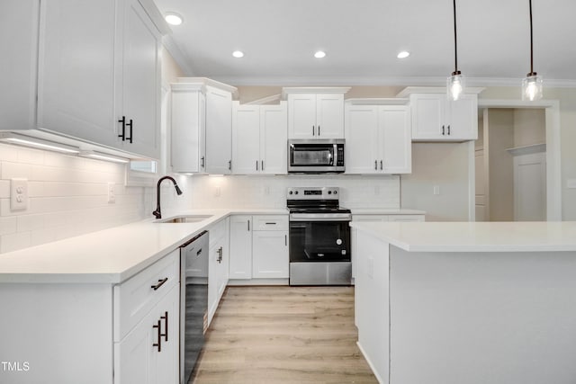 157 Gumtop Dr, Zebulon, NC 27597 - kitchen with appliances with stainless steel finishes, a sink, crown molding, tasteful backsplash, and light wood-style flooring