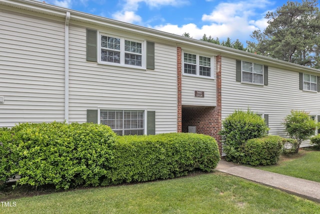 view of front of property featuring a front yard