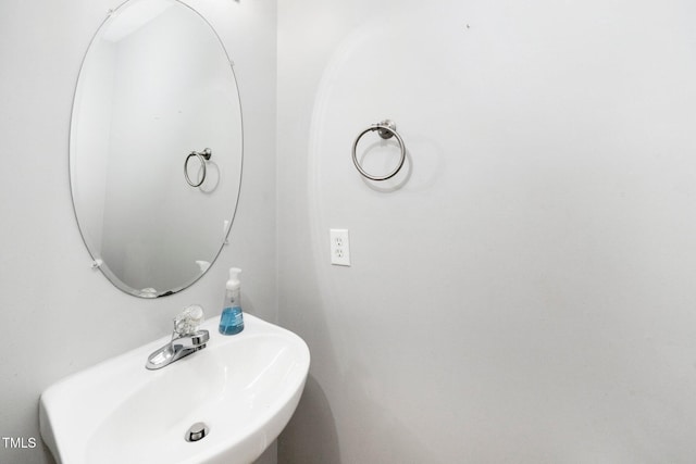 bathroom featuring a sink
