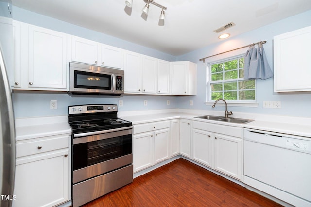kitchen featuring stainless steel appliances, a sink, light countertops, and recessed lighting